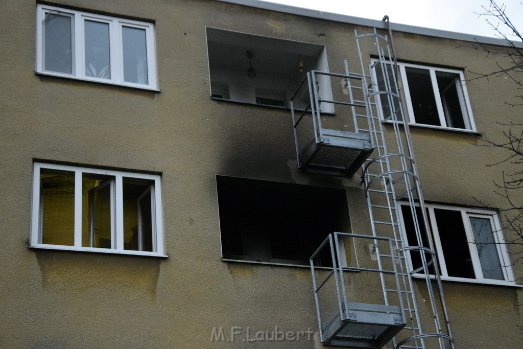 Feuer 2 Y durch Weihnachtsbaum  Koeln Ehrenfeld Alpenerstr P28.JPG - Miklos Laubert